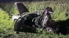 Mrazivá nehoda u Olštýna: Řidič zdemoloval auto před sebou a utekl. Zemřelo 2leté dítě