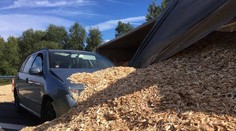 Kamion se převrátil na dálnici. Do nákladu pilin najela další auta