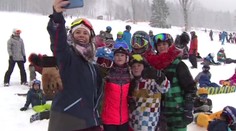 Samková si udělala čas na fandy! S dětmi řádila na snowboardu