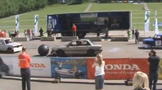 Plyn, brzda, plyn, GÓÓÓL! Tak se hraje autofotbal
