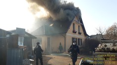 Střecha domu zmizela v dýmu! K požáru vyjelo 12 hasičských jednotek