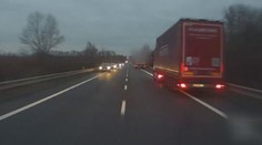VIDEO: Kamion zběsile uháněl v protisměru. Řidiči museli rychle uhýbat