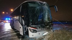 Kamion s autobusem se srazily v Praze! Náraz utrhl kabinu