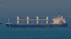 Ruská raketa zasáhla tureckou loď v Chersonu. Spolykaly ji plameny