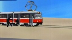 VIDEO: Řidič tramvaje přivřel do dveří kočárek i s dítětem a rozjel se