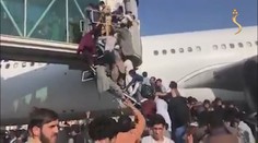 Panika na letišti v Kábulu. Afghánci chtějí pryč, vojáci začali střílet!