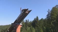 Cestou na rozhlednu Churáňov budete mít pocit, jako byste se chystali na skokanský závod