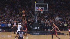 Hráč NBA hodil jeden z nejhezčích košů z půlky všech dob. Ani se z toho neradoval