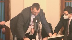 Nadávky i flákanec. Jednání ve Sněmovně byla drsná i dříve