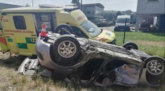 Sanitka převážející pacientku se na Vsetínsku srazila s autem. Pět zraněných