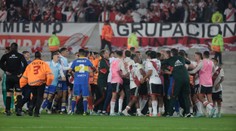 Sedm červených a rvačka na hřišti. Ve slavném derby naplno vybouchly emoce