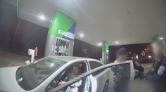 Muž řídil s 1,6 promile. Policistům se prozradil sám, když usnul na benzínce