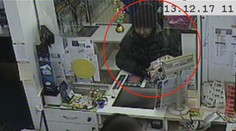 Babička se dala na dráhu zločinu! S pistolí vyloupila už dvě místa