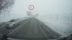Kus ledu z kamionu prorazil sklo autu v protisměru. Řidiče jen těsně minul
