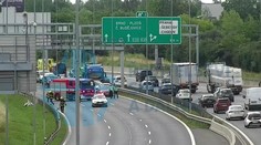 Nehoda v Praze zablokovala dálnici D1. U Chodova se srazily kamiony
