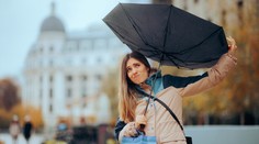 Výstraha pro 9 krajů: Řítí se silný vítr. Zabezpečte si okna i dveře, vyzývá ČHMÚ