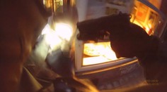 Takhle mu přiložil k hlavě pistoli! UNIKÁTNÍ VIDEO, jak vidí drsný zásah oči policisty!