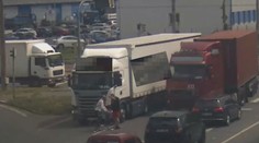 Ostrava: Cyklista vybržďoval kamion! Nebezpečný manévr zachytila kamera