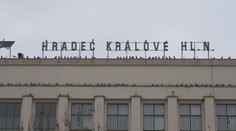 Nádraží v Hradci Králové toho může mnoho nabídnout. Má knihkupectví i kadeřnici