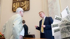 PŘEHLED: Tyto platy a odměny dostávají úředníci na vládě!