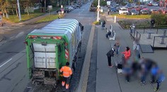 VIDEO: Agresor na ulici napadl učitelku s dětmi. Lidé kolem jen koukali, zasáhl až popelář