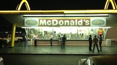 Smolaři lupiči. Přepadli McDonald´s plný elitních vojáků!