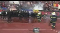 VIDEO: Fotbalový Strahov připomínal válečnou zónu