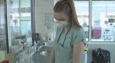Adéla má před maturitou, v nemocnici teď kvůli covidu dělá dvanáctky