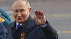 Putin přiživil spekulace o vážné nemoci. Při oslavách Dne vítězství kulhal