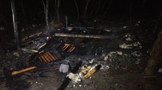V osadě bezdomovců hořelo, dva popálení skončili v nemocnici