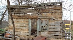 Muž koupil starý srub za pár tisíc. Nádherně ho s rodinou přestavěl