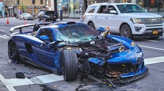Běsnil po celé čtvrti! Milionář při sérii nehod rozmlátil vzácný supersport