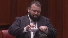VIDEO: Takhle se dává výpověď ve stylu. Politik se rozloučil nevšedním gestem