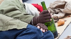 Strážníci v Brně začali opilcům zabavovat flašky. Opatření funguje lépe než pokuty