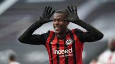 Frankfurt pouze remizoval a nevrátil se na čtvrté místo Bundesligy