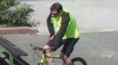 Úchyl v cyklodresu osahával školačku. Poznáváte ho?
