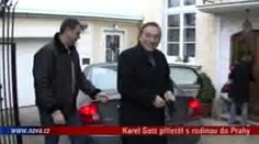 VIDEO: Karel Gott přiletěl s rodinou do Prahy