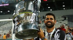 Kdepak drahý sporťák. Fotbalista Costa pobavil fanoušky projížďkou v traktoru