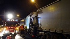 Kamion na R1 nedobrzdil a narazil do tahače. Zraněné vystříhávali