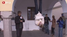VIDEO: Český kouzelník pokořil Houdiniho trik: Hlavou dolů se dostal ze svěrací kazajky