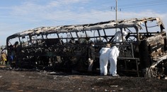 Děsivá nehoda v Mexiku. Po střetu s kamionem uhořelo v autobuse 19 lidí