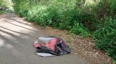 Lidé volali strážníky kvůli křičícímu spacáku na chodníku. Muži uvnitř se zdál ošklivý sen