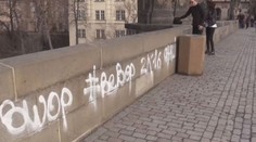 Sprejer poničil Karlův most. Hledá ho policie, hrozí mu i vězení!