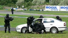Policisté pozatýkali obchodníky s drogami! Našli u nich i samopaly!