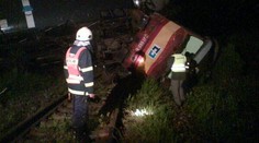 Kamion se srazil s vlakem a vysypal auta