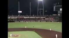 VIDEO: Nejlepší chycení míčku v historii baseballu, Japonec napodobil Spidermana
