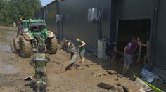 Silné bouřky v Rakousku způsobily sesuvy půdy. Bahnitá voda odnášela auta