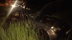Převrácená Octávie a Mercedes v poli. Řidiči utíkali od nehod