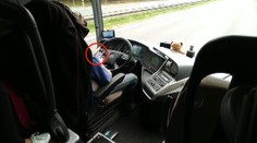 Místo silnice hlídal mobil: Autobusák za jízdy ohrozil životy desítek lidí. VIDEO