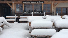 V Alpách napadlo 30 cm sněhu: Uzavřené silnice, zrušené akce